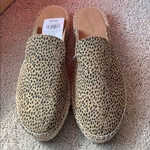 Universal thread slide on shoes